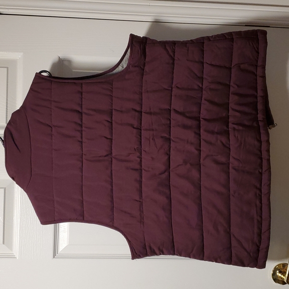 Women's Sleeveless Puffer Jacket - Picture 2 of 3